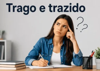 Pessoa estudando e escrevendo em caderno com expressão de dúvida sobre o uso das palavras “trago” e “trazido” na língua portuguesa.
