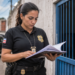 Investigadora da Polícia Civil analisa documentos durante atividade externa, representando as 500 vagas oferecidas no concurso da PC-BA.
