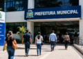 Pessoas chegando à prefeitura municipal durante período de inscrições de concurso e processo seletivo em Santa Catarina.