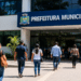 Pessoas chegando à prefeitura municipal durante período de inscrições de concurso e processo seletivo em Santa Catarina.