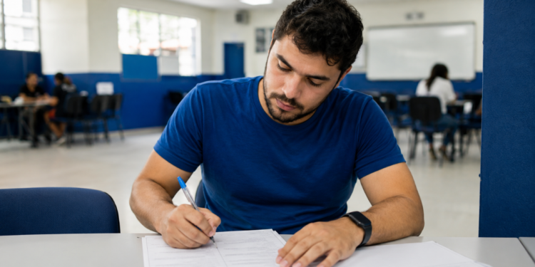 Candidato preenche formulário durante inscrição para concurso público em São Paulo.
