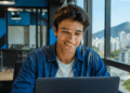 Jovem profissional utilizando notebook em escritório moderno, representando oportunidades de estágio, jovem aprendiz e trainee no Rio de Janeiro.