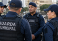 Guardas municipais fardados reunidos em área urbana, representando concursos com vagas em Porto Velho e Aracaju.