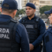 Guardas municipais fardados reunidos em área urbana, representando concursos com vagas em Porto Velho e Aracaju.