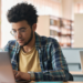 Pessoa estudando com notebook para concursos e oportunidades na área da educação.