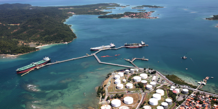 Terminal marítimo e instalações da Transpetro ilustram vagas distribuídas pelo país.