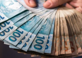 Cédulas de real representam o reajuste e o valor previsto do salário mínimo para 2027.