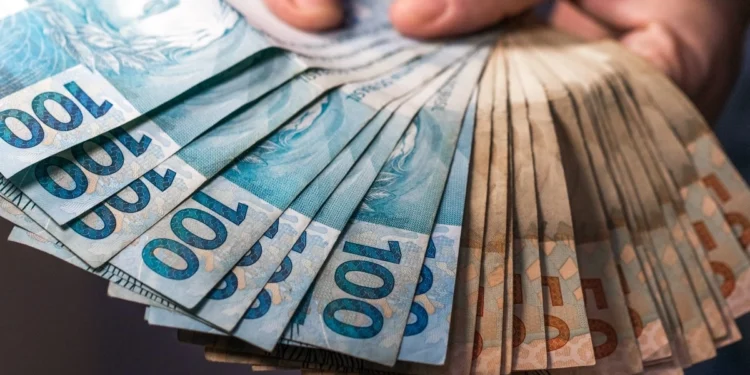 Cédulas de real representam o reajuste e o valor previsto do salário mínimo para 2027.