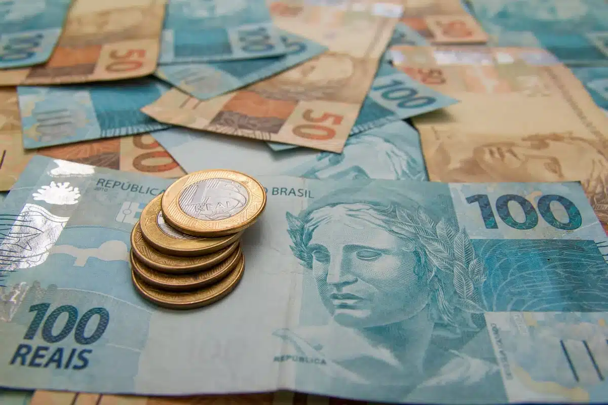 Cédulas e moedas de real ilustram os valores dos benefícios pagos pelo INSS em 2026. Cédulas e moedas de real ilustram os valores dos benefícios pagos pelo INSS em 2026.