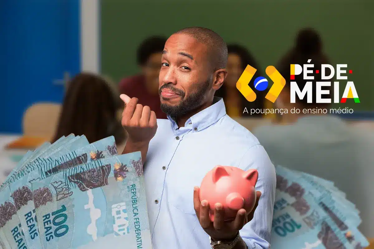 Valores dos incentivos do Pé-de-Meia Homem segura um cofrinho ao lado de cédulas de real e da identidade visual do Pé-de-Meia, representando os incentivos financeiros do programa.