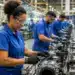 Trabalhadores em linha de produção representam debate sobre o fim da escala 6x1 no Senado