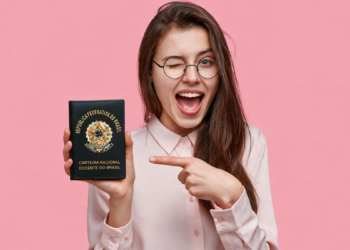 Mulher jovem sorrindo, piscando e apontando para CNDB com orgulho.