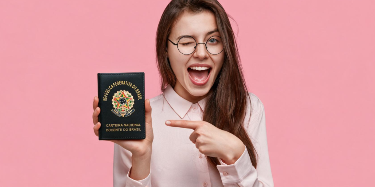 Mulher jovem sorrindo, piscando e apontando para CNDB com orgulho.