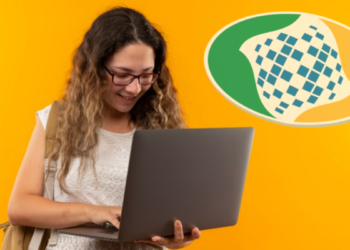 Jovem mexendo em notebook ao lado da logo do INSS.