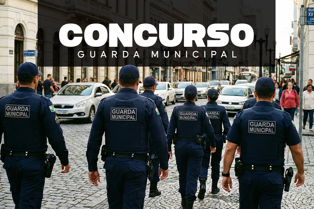 Guarda Municipal caminhando em via pública representando os requisitos para participar do concurso da Guarda Municipal.