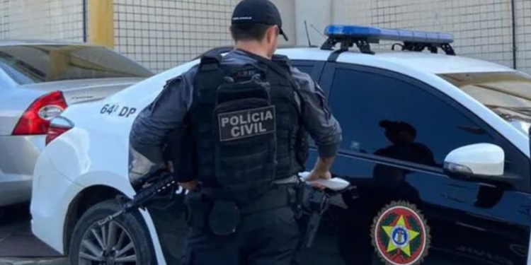 Policial civil de colete armado em frente a viatura preta e branca.