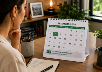 Mulher observa calendário de setembro 2026 com feriado da Independência do Brasil destacado.