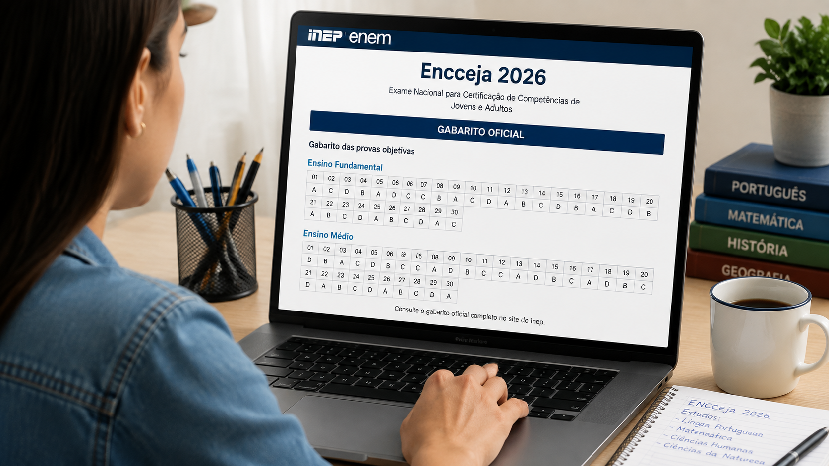 Mulher consulta gabarito oficial Encceja 2026 no notebook, rodeada por livros e anotações.