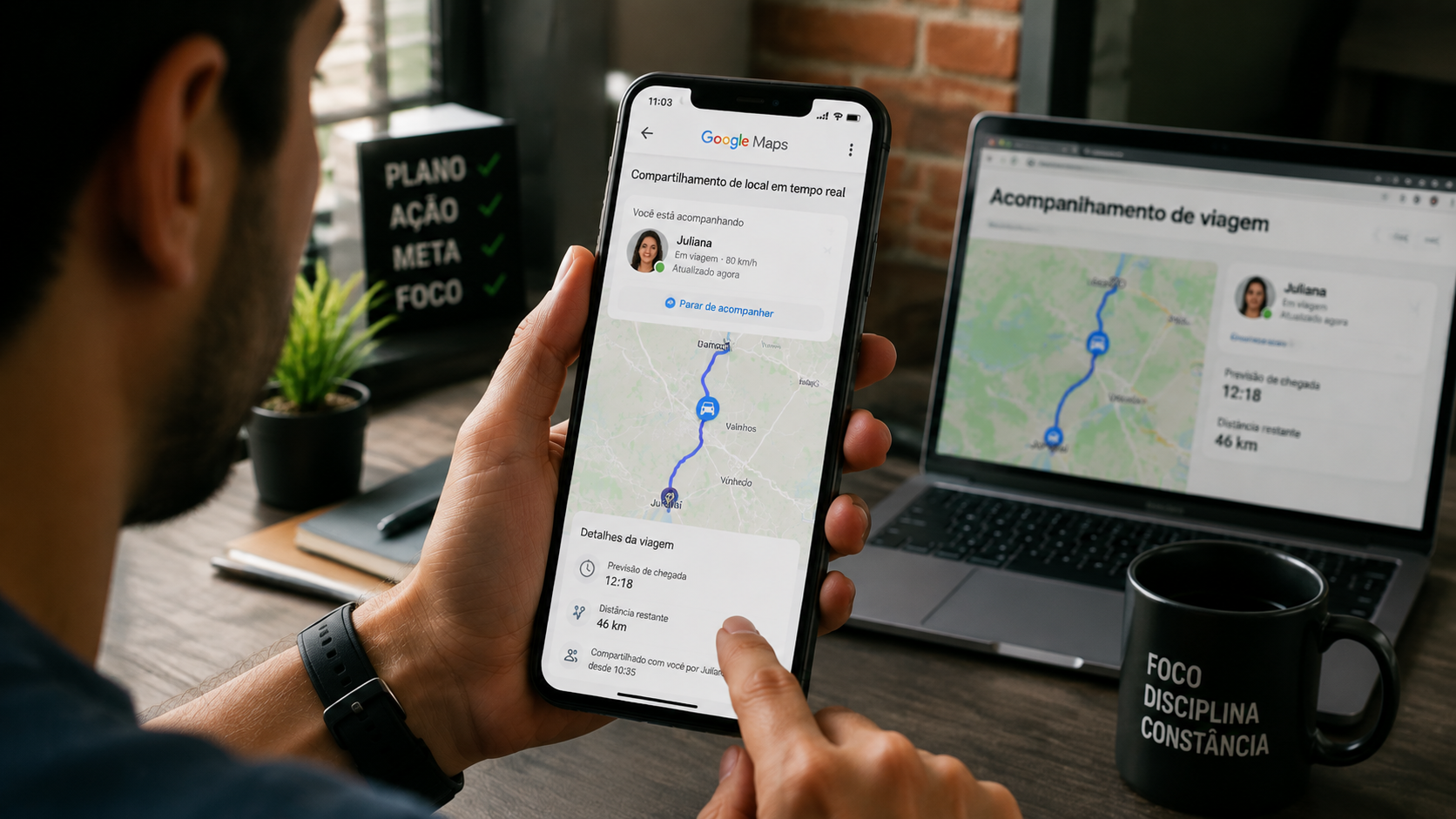 Homem consulta viagem de Juliana no Google Maps pelo celular, com rota acompanhada também em notebook.