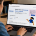 Mulher digitando em notebook com tela do Portal Único de Acesso ao Ensino Superior do Prouni exibida.