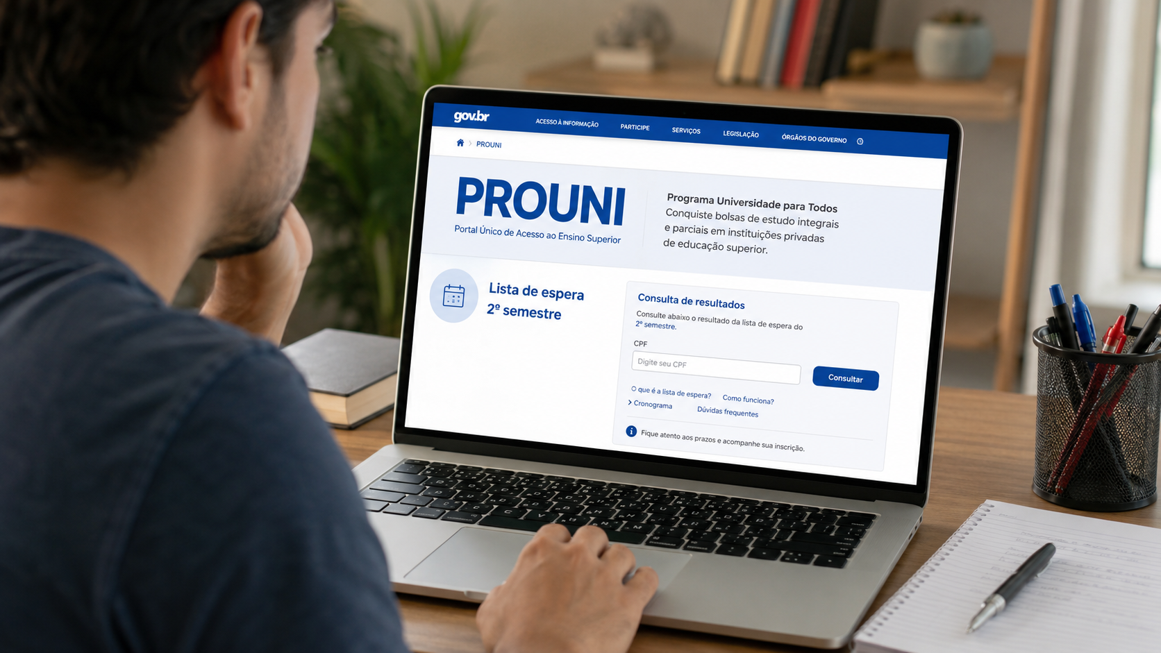 Homem observa tela de notebook com site do Prouni aberto na consulta da lista de espera do segundo semestre.