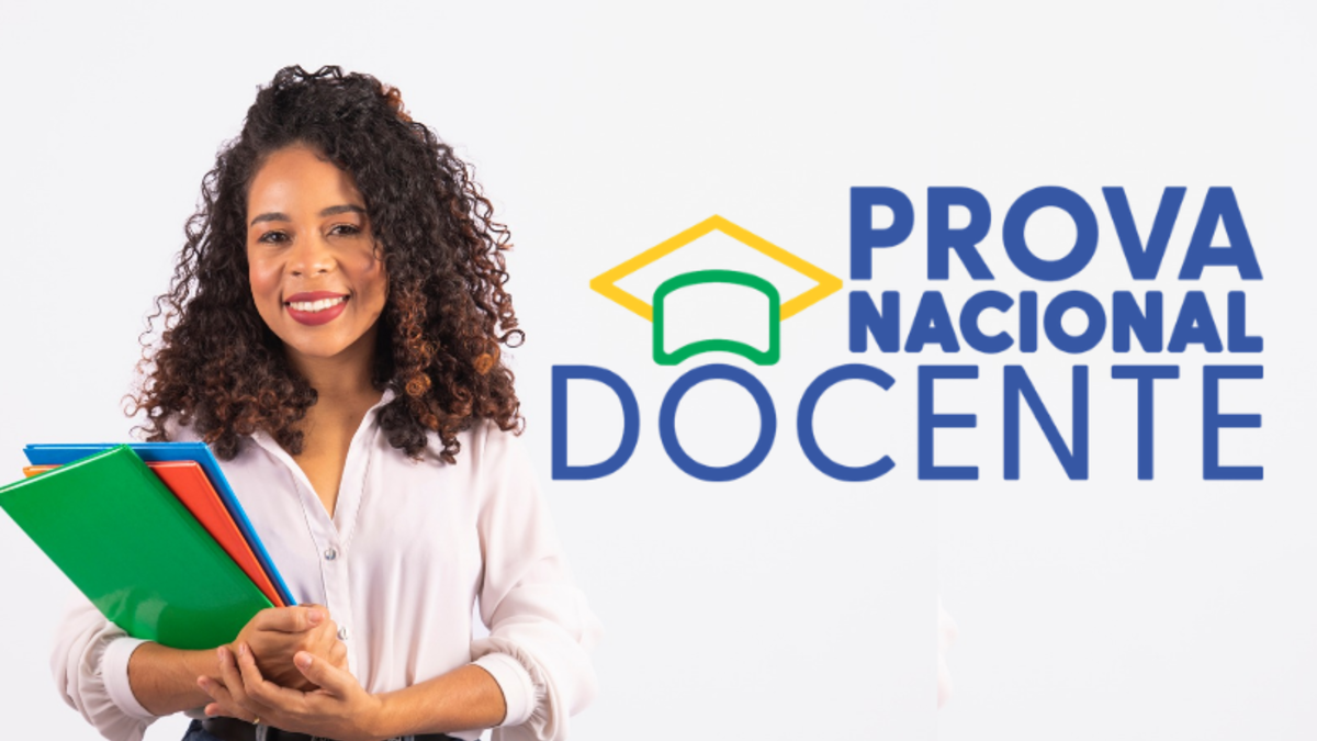 Mulher jovem segurando cadernos coloridos ao lado da logo Prova Nacional Docente.