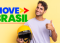 Jovem segurando capacete e fazendo positivo com polegar ao lado da logo do Move Brasil.