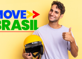 Jovem segurando capacete e fazendo positivo com polegar ao lado da logo do Move Brasil.