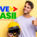 Jovem segurando capacete e fazendo positivo com polegar ao lado da logo do Move Brasil.