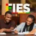 Jovem e jovem estudando e sorrindo juntos em biblioteca, logo colorido FIES acima.