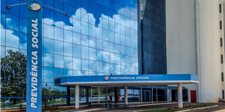 Fachada moderna da sede do INSS Previdência Social em destaque.