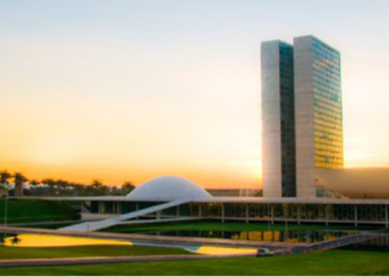 Congresso Nacional ao entardecer.
