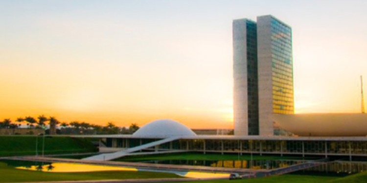 Congresso Nacional ao entardecer.