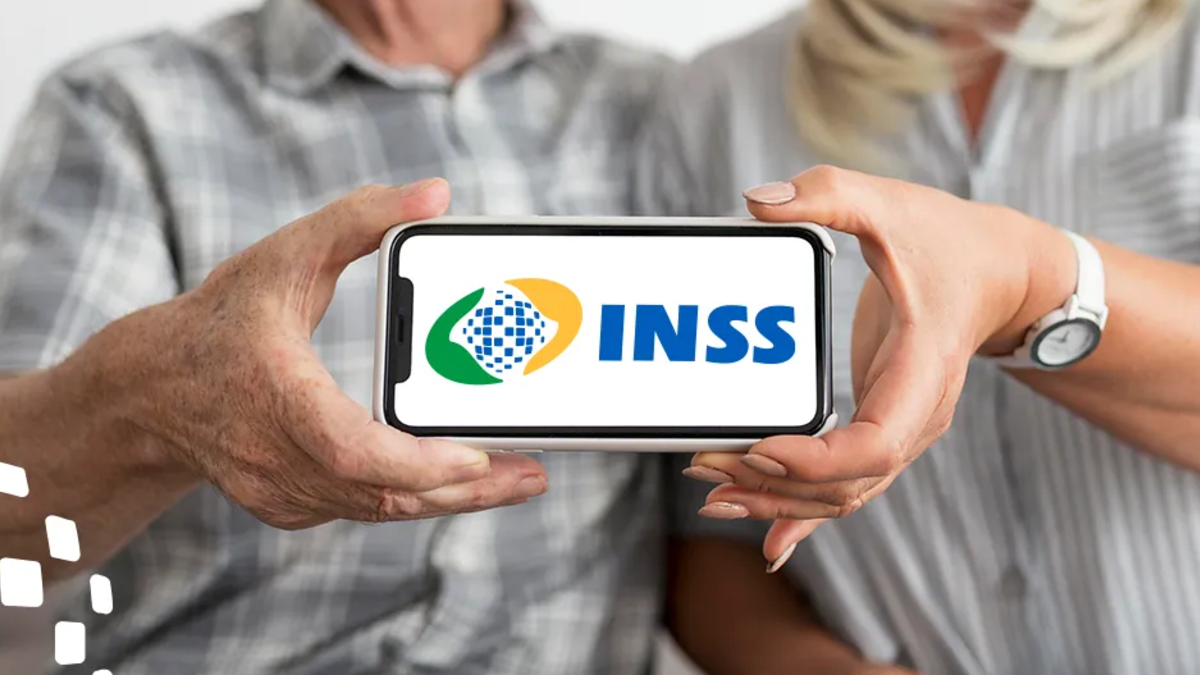 Casal de idosos exibe celular com logo do INSS em destaque.