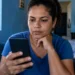 Eleitora utiliza celular para acompanhar informações do e-Título durante o período das Eleições 2026
