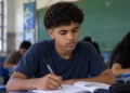 Estudante realizando prova em sala de aula, representando a aplicação do Enem 2026.