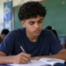 Estudante realizando prova em sala de aula, representando a aplicação do Enem 2026.