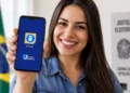 Eleitora mostra o aplicativo e-Título no celular antes das Eleições.