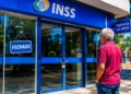 Agência do INSS fechada no feriado, com portas trancadas e usuário diante da entrada, representando o funcionamento no dia 7 de setembro.