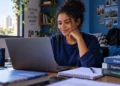 Estudante acessa softwares gratuitos da Autodesk pelo notebook