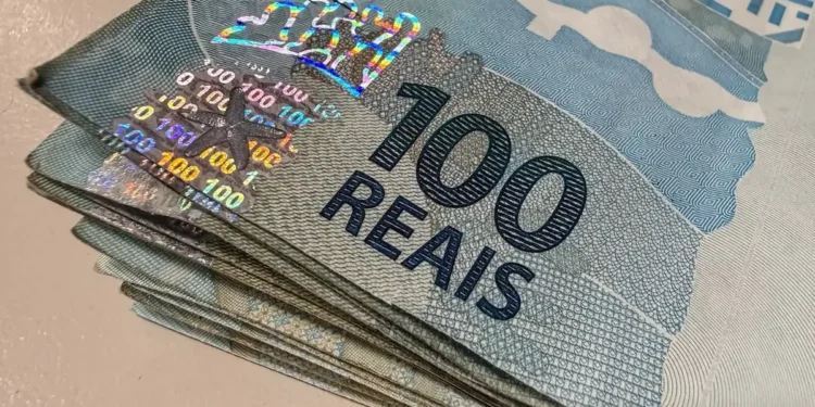 Notas de R$ 100 representam valores esquecidos em bancos que podem ser consultados pelo Sistema de Valores a Receber do Banco Central.