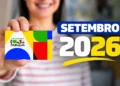 Cartão do Bolsa Família segurado por beneficiária com destaque para os pagamentos de setembro de 2026.