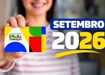 Cartão do Bolsa Família segurado por beneficiária com destaque para os pagamentos de setembro de 2026.