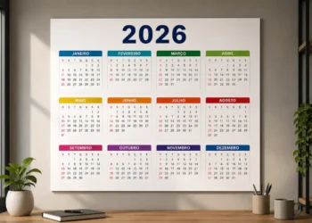 Calendário de 2026 na parede com os meses do ano, representando os feriados que ainda restam no calendário nacional.