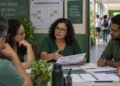 Diretora escolar reúne professores para organizar o calendário escolar durante a Copa Feminina de 2027, representando as orientações do MEC.