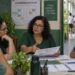 Diretora escolar reúne professores para organizar o calendário escolar durante a Copa Feminina de 2027, representando as orientações do MEC.