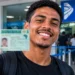 Jovem segura Carteira Nacional de Habilitação em frente ao Detran Bahia, representando as mais de 20 mil vagas do programa de CNH gratuita no estado.