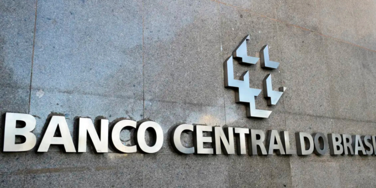 Fachada do Banco Central do Brasil representando o concurso Bacen para auditor com 100 vagas previstas.