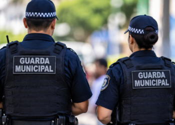 Guardas municipais durante patrulhamento urbano, representando concurso da Guarda Civil Municipal de Mauá.