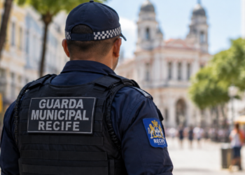Guarda Municipal do Recife fardado em área urbana da cidade.
